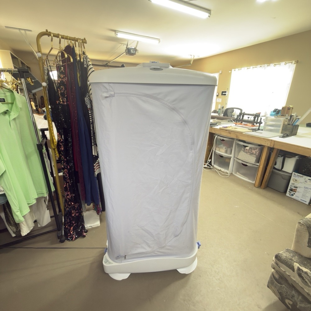 Whirlpool Fabric Freshener LRF4001RY1 Portable Clothes Steamer. WORKS